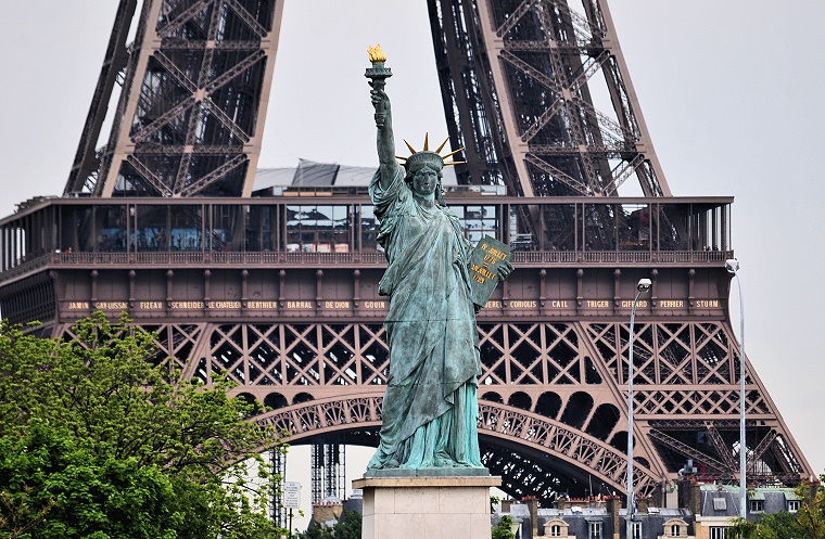 Parallaxe : Réplique de la Statue de la Liberté et Tour Eiffel, Paris, France, (près de 1 km ½ séparent ces deux monuments, photographiés depuis le Pont Mirabeau), 18 mai 2012