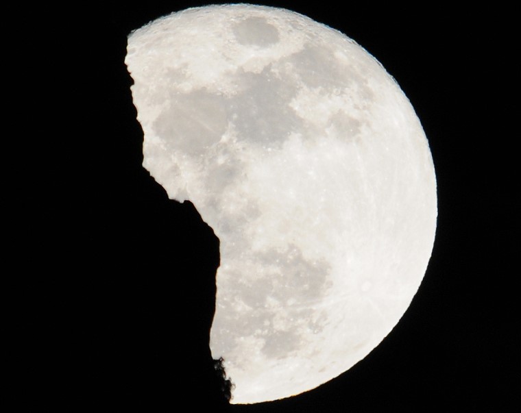 Mystère • La pleine lune émerge derrière la silhouette du château de Quéribus, Aude, France, 18 février 2011